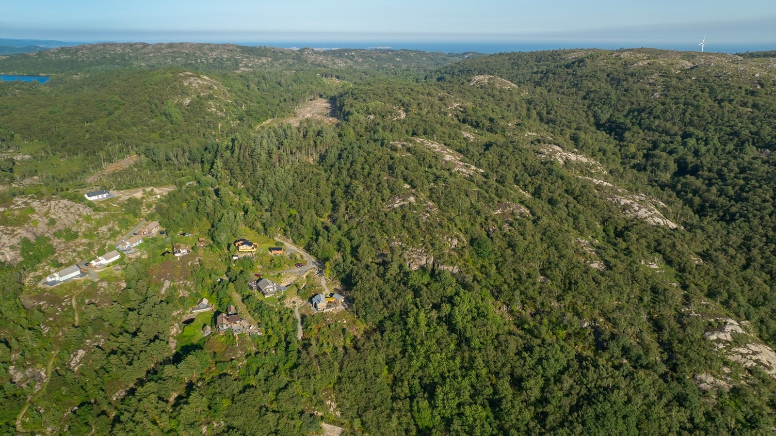 Eiendom ligger til høyre for hyttefeltet, ned mot sjøen. Galleribilde