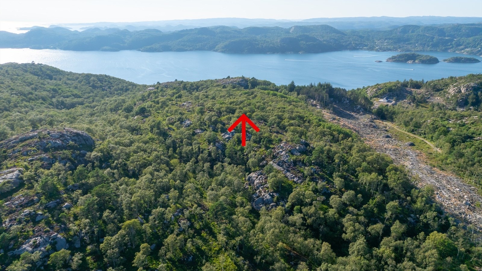 Eiendommen strekker seg ned til sjøen Galleribilde