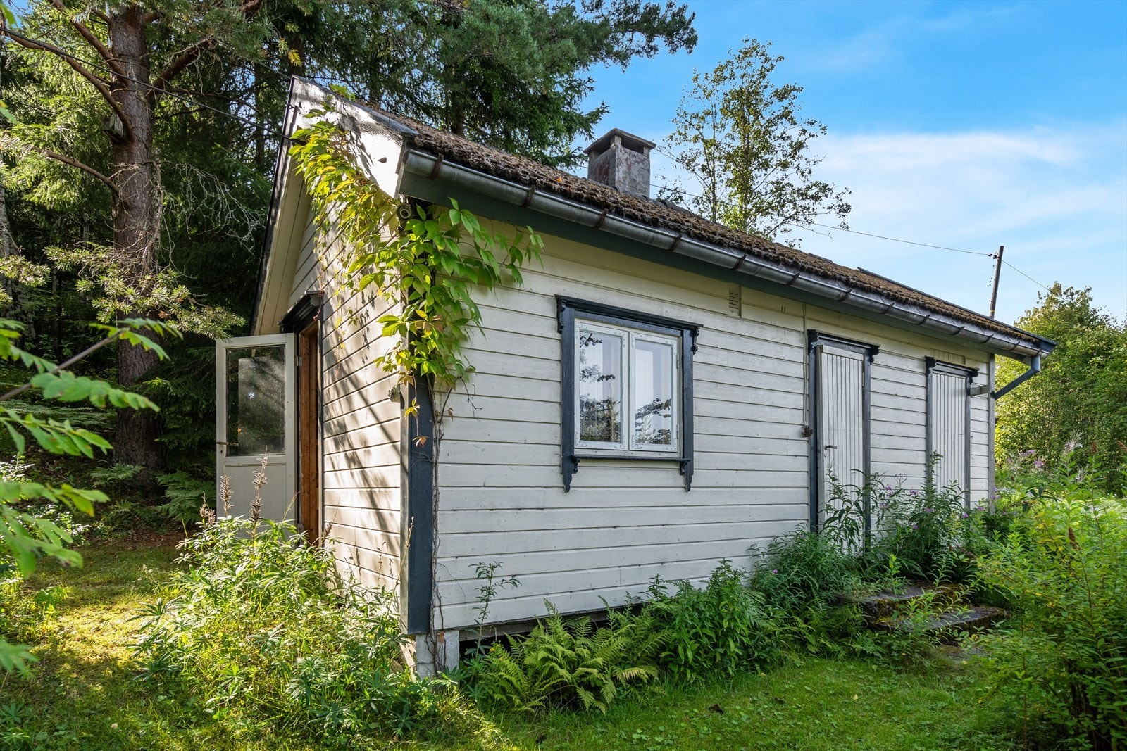 Anneks/redskapsbod som inneholder et isolert rom og 2 boder. Galleribilde