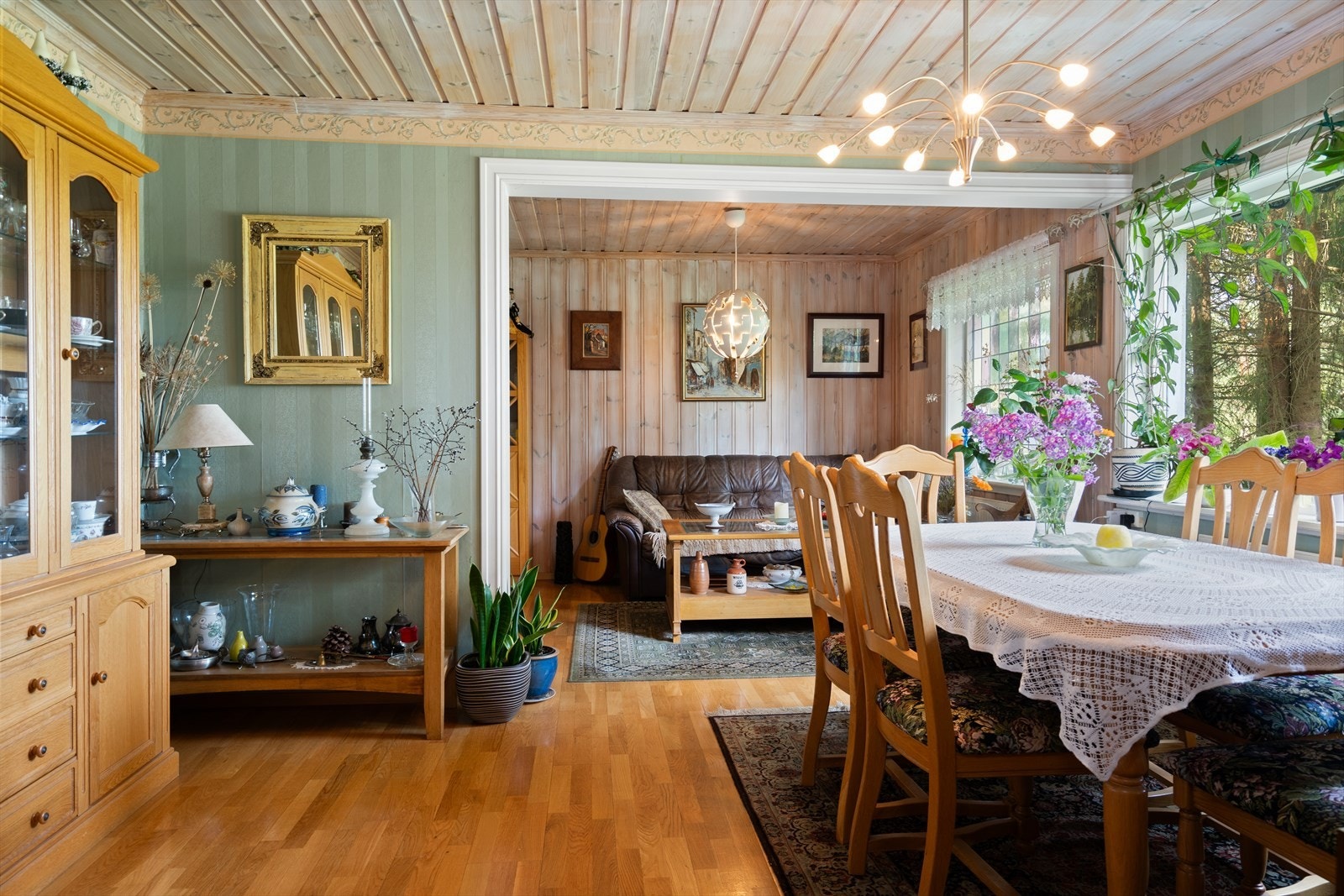 Fra gangen kommer man inn i spisestuen og så videre innover i stua. Galleribilde