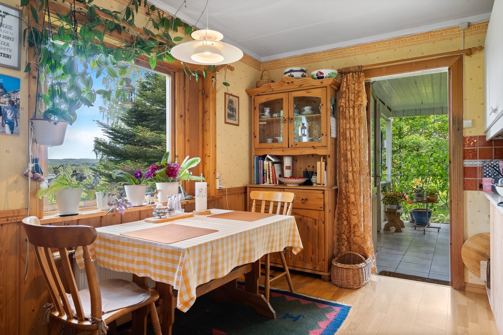 Det er plass til spisegruppe på kjøkkenet. Galleribilde