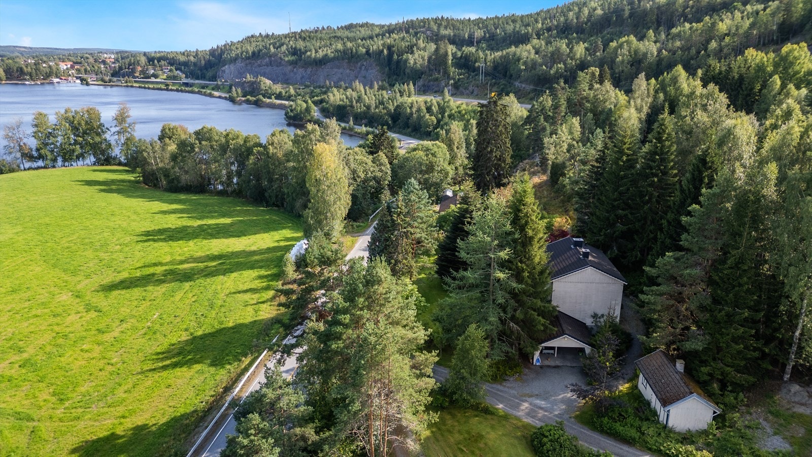 Eiendommen ligger et lite stykke fra Ørje sentrum. Galleribilde