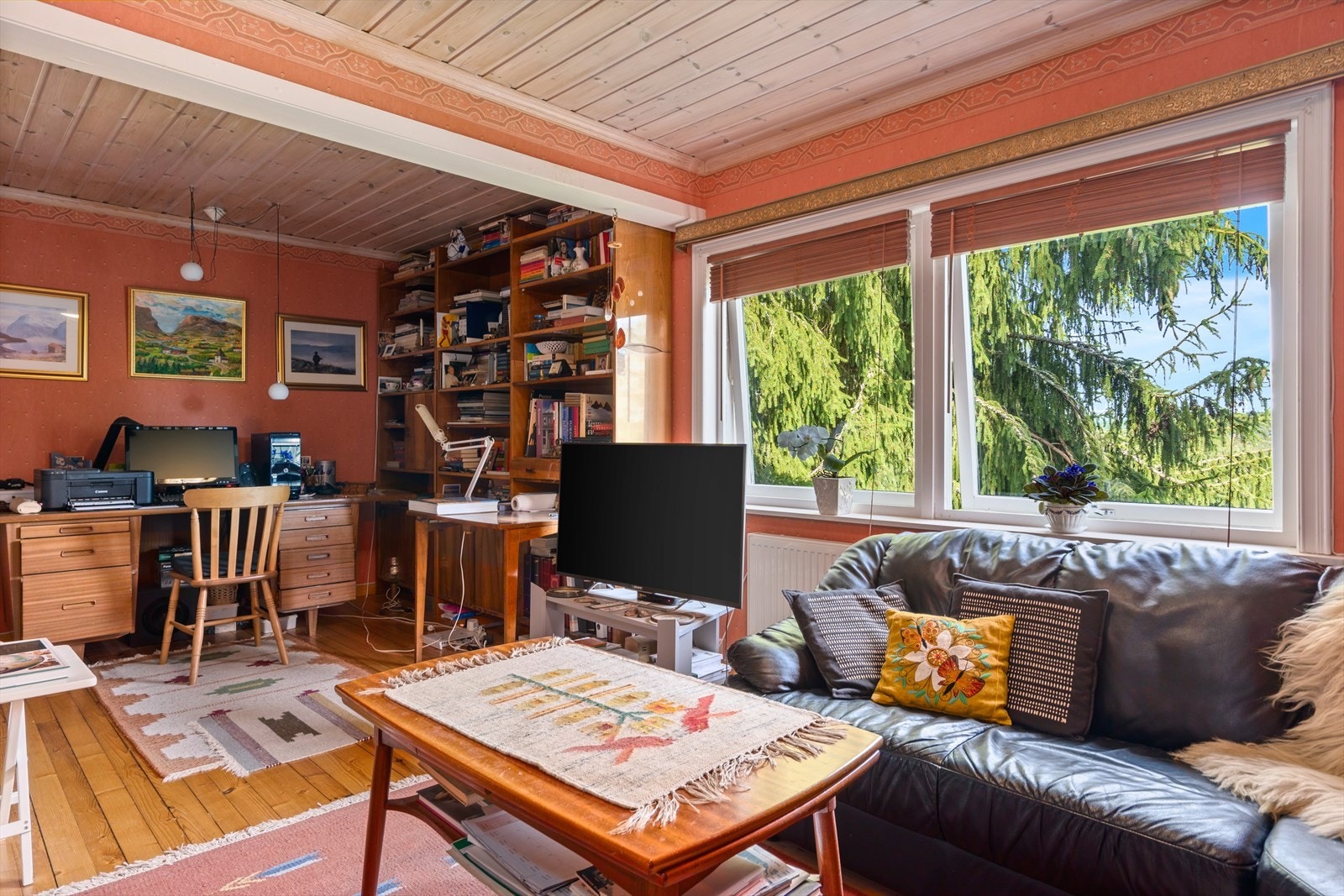 I 2. etasje er det innredet til kontor og stue. Dette kan enkelt endres til et ekstra soverom. Galleribilde