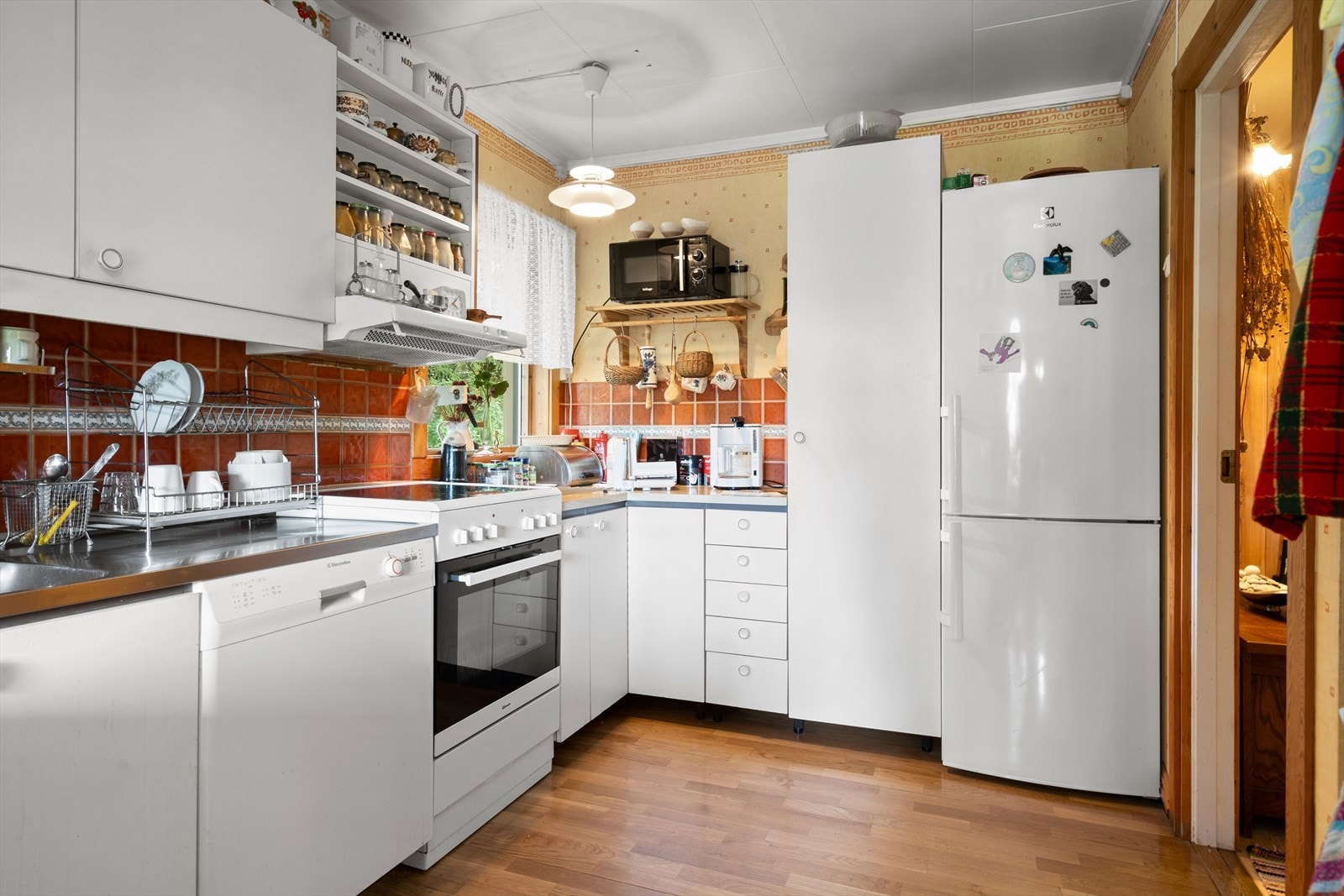 Kjøkkenet har innredning med glatte fronter. Benkeplaten er av laminat. Galleribilde