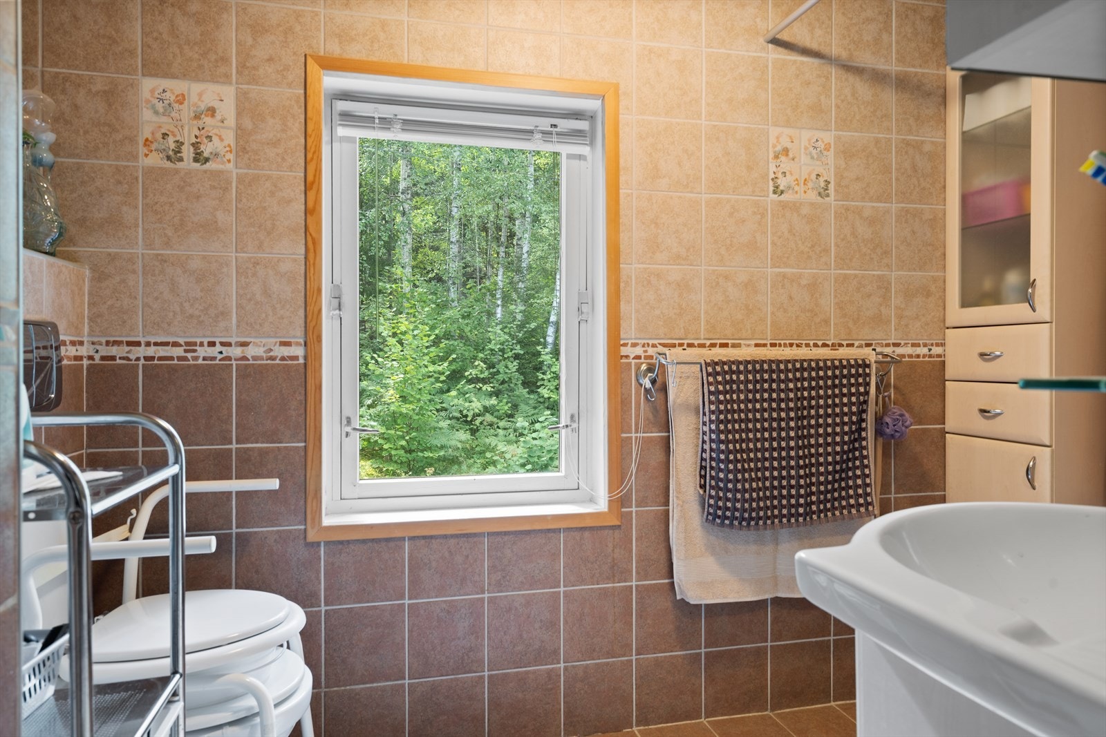 Bad i 2. etasje er innredet med nedfelt servant, veggmontert toalett og dusjveggerhjørne. Galleribilde