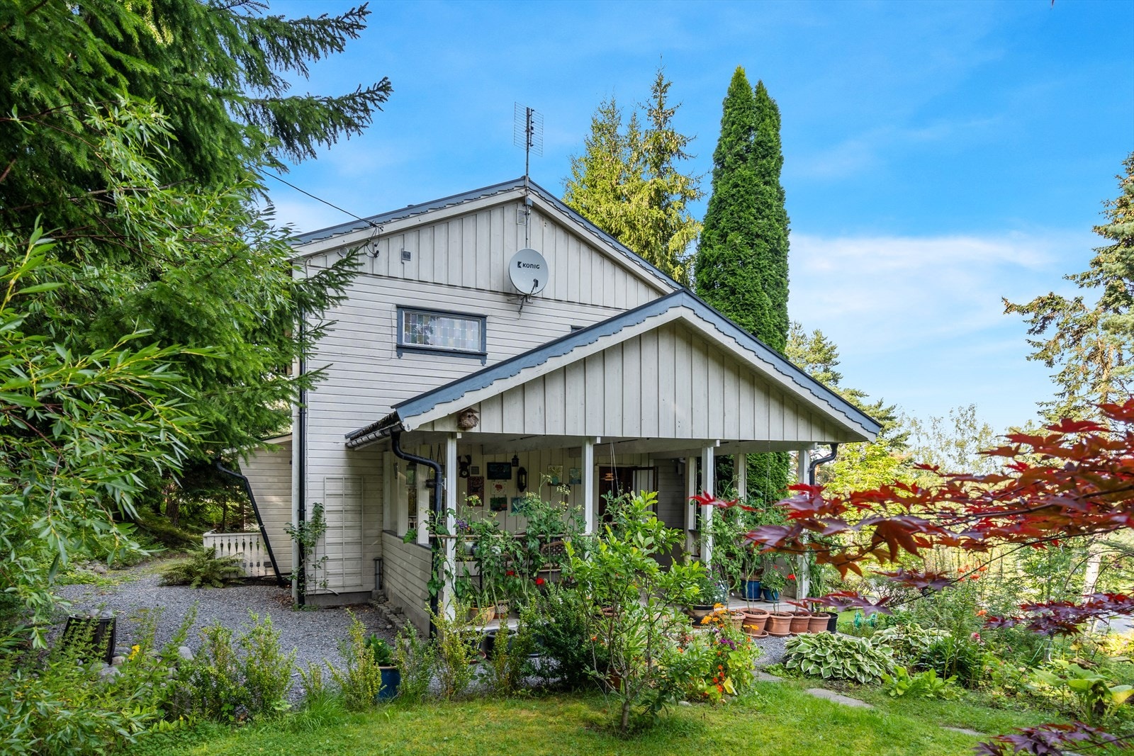 Koselig uteplasser. Hagen er stor og fint beplantet. Galleribilde