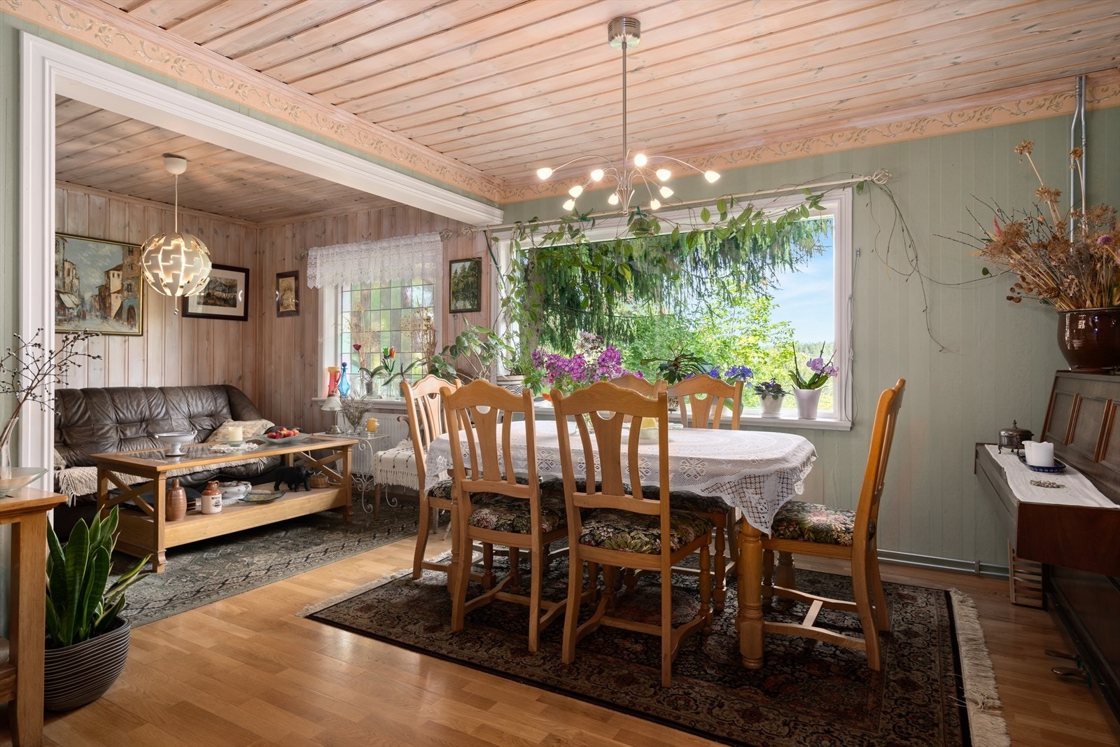 Spisestue som ligger i tilknytning til kjøkkenet. Galleribilde