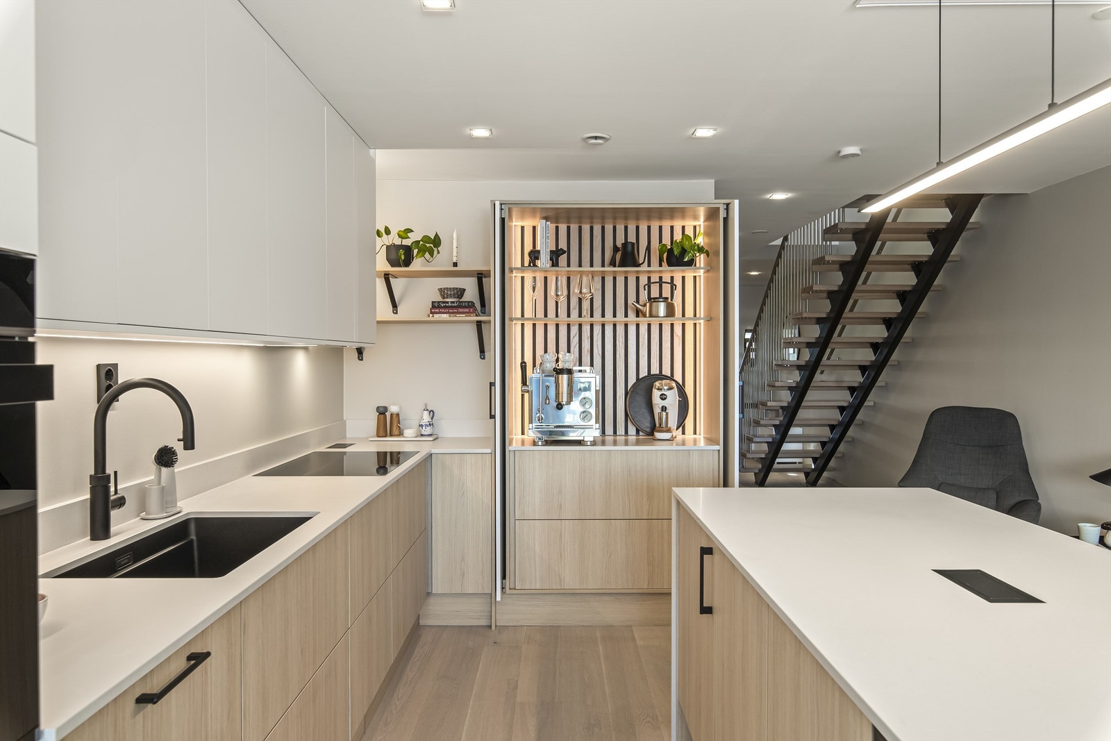 Kjøkkenet er betydelig påkostet med detaljer og finish av høy kvalitet Galleribilde