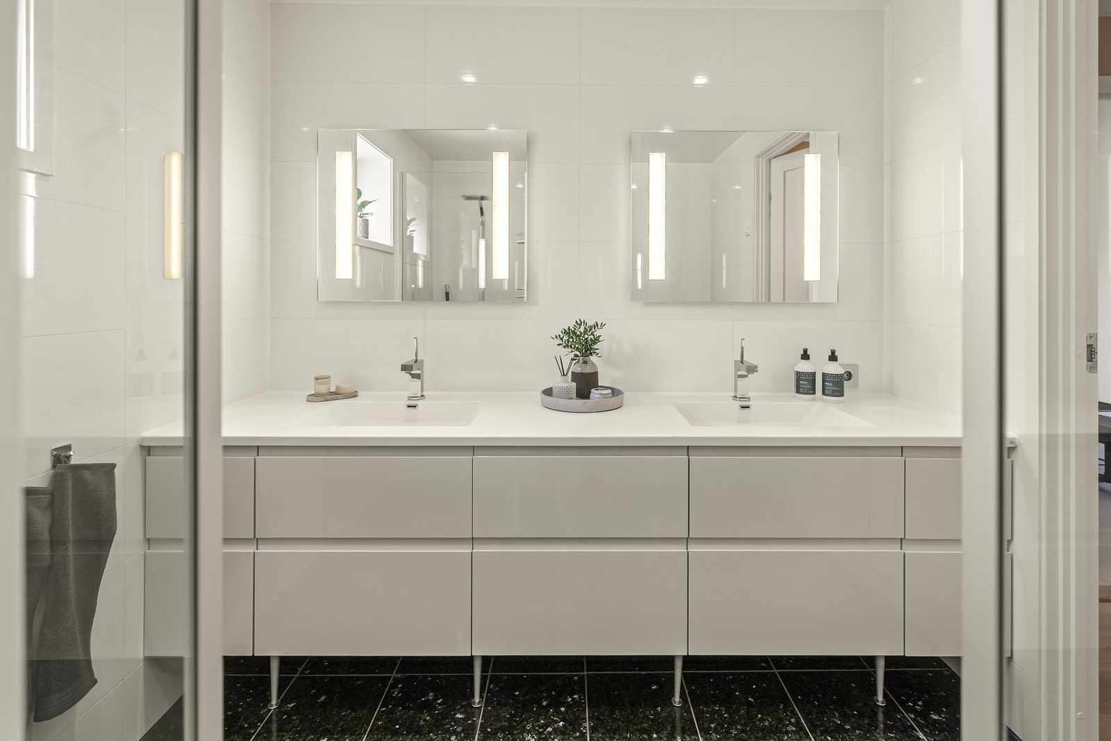 Delikat flislagt bad med varmekabler og downlights Galleribilde