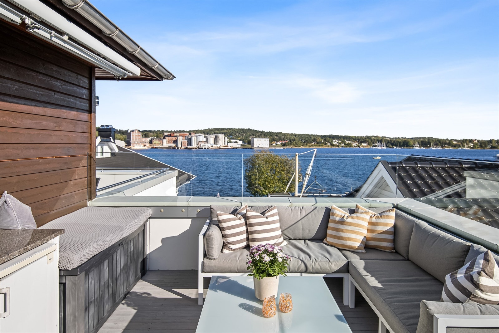 Man kan nyte solen fra tidlig til sent på en av de mange uteområdene Galleribilde