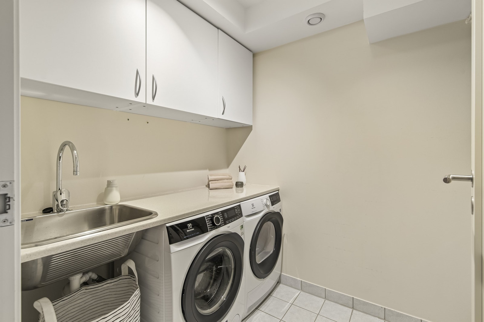 Praktisk vaskerom med god skap- og benkeplass Galleribilde