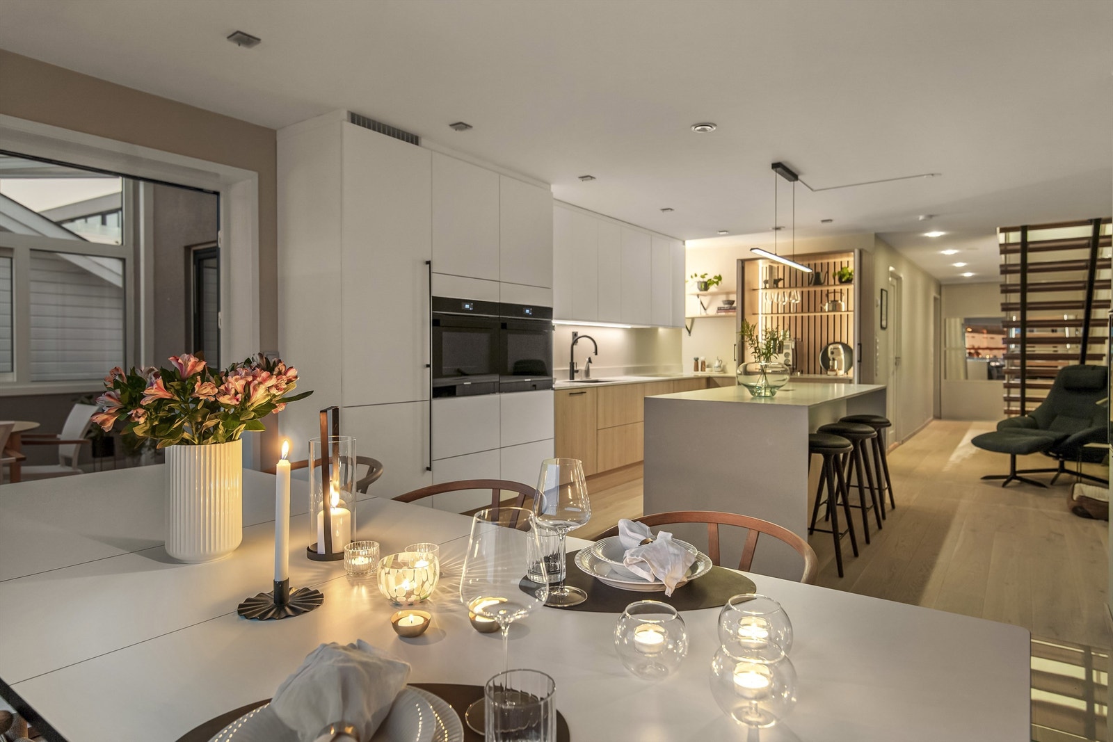 Her er duket for en helaften i moderne og innbydende omgivelser Galleribilde