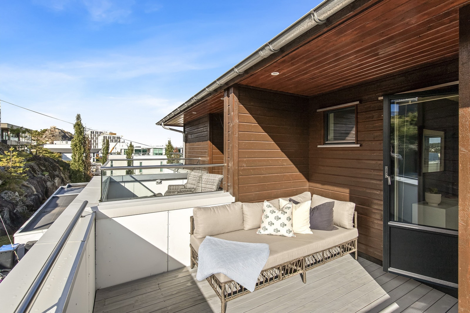 Balkong med utgang fra soverom, her nytes de siste solstråler til ca kl 2030 Galleribilde