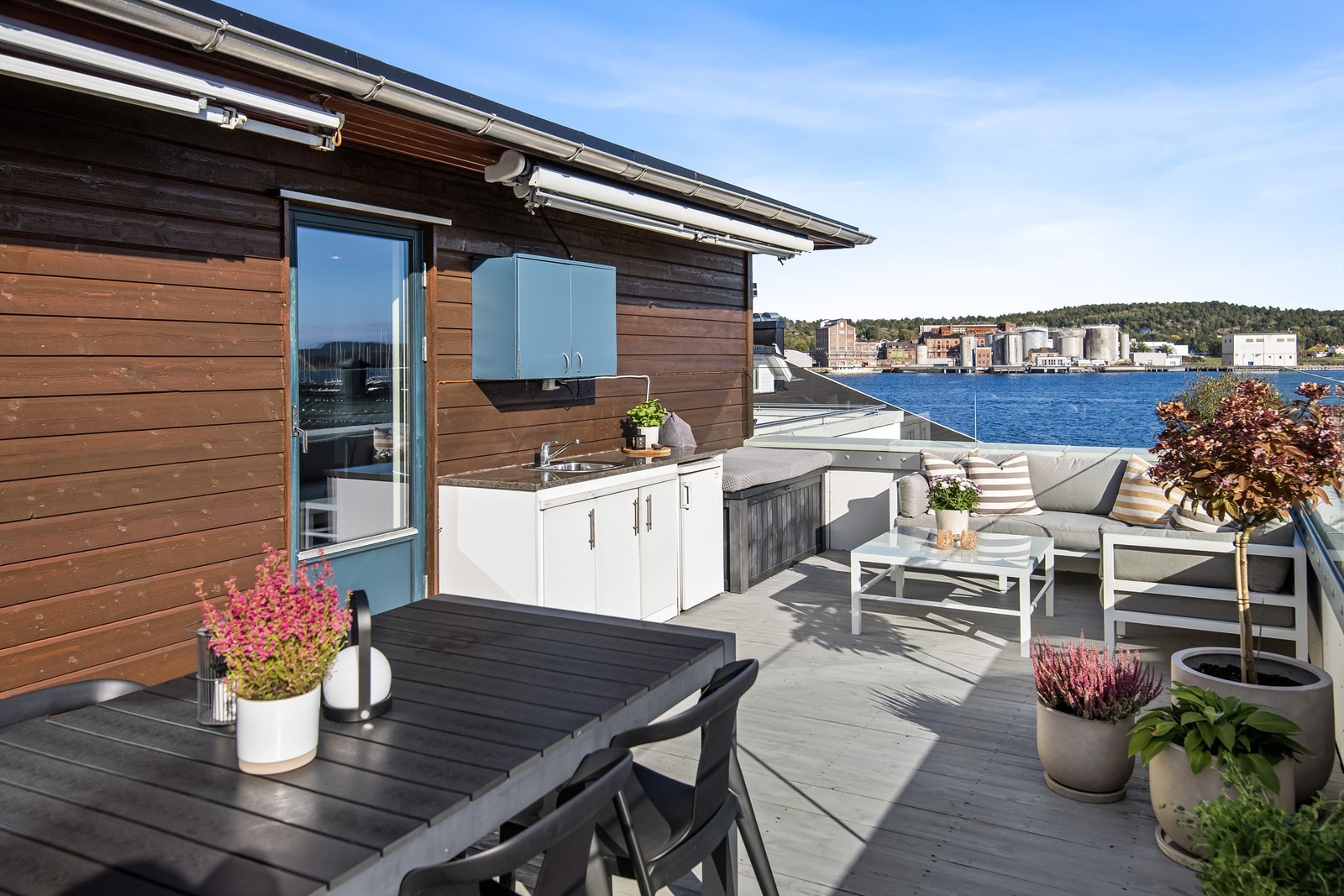 Terrassen er innredet med en fullstendig utekjøkken og for solrike dager er det to markiser Galleribilde