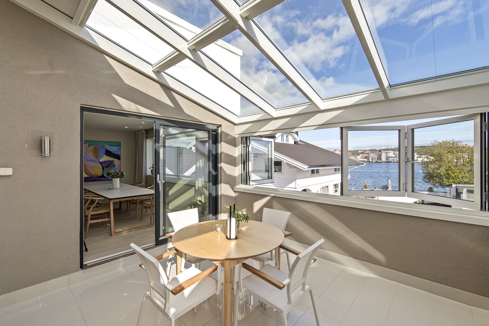 De store vindusflatene gir rommene naturlig godt lys og utsikt, naturligvis Galleribilde