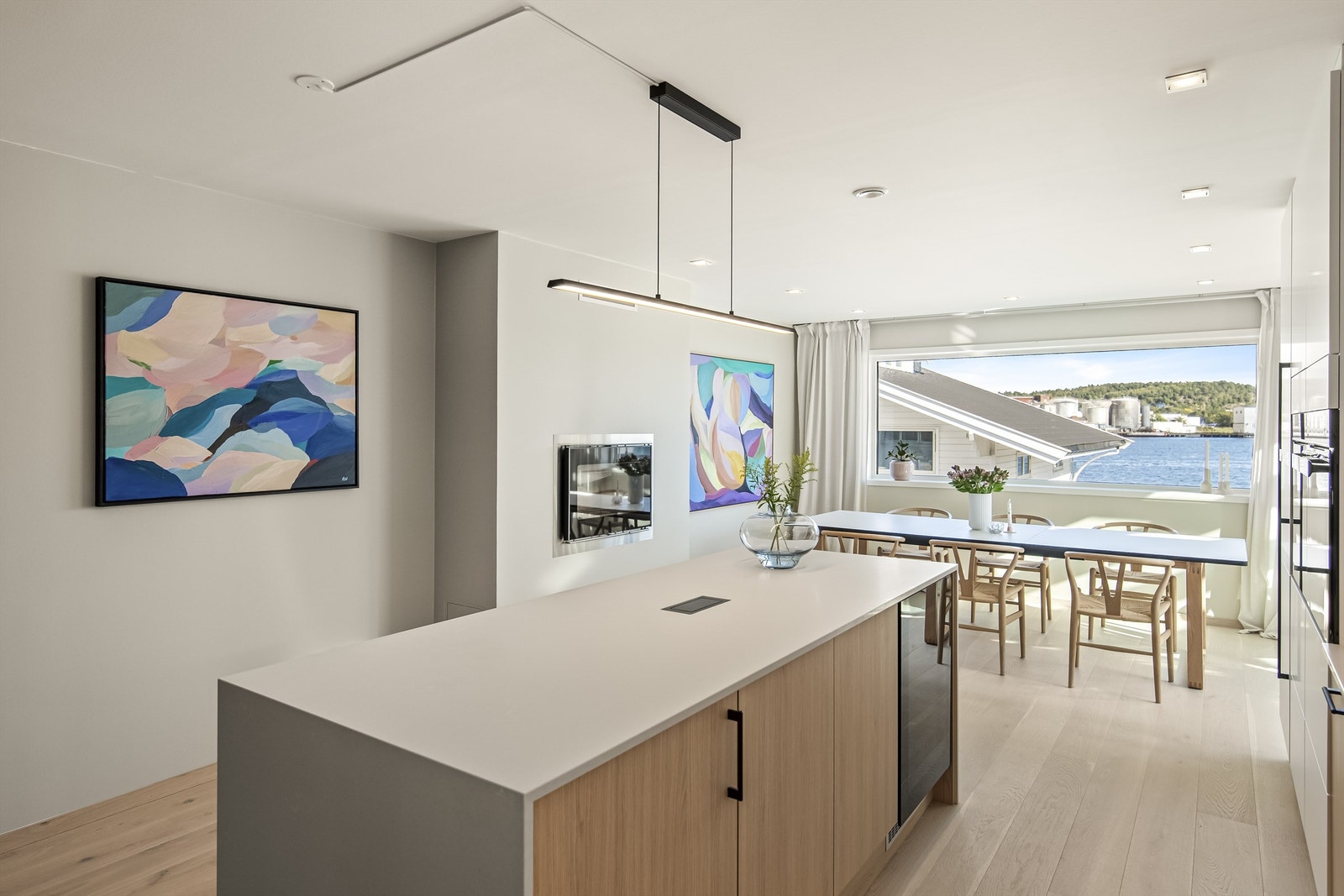 Kjøkken/allrom med store vindusflater mot sjøen Galleribilde