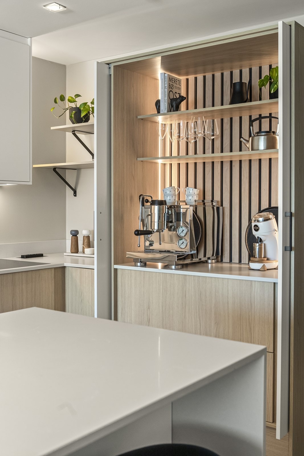 Server deg og dine kjære kaffe fra kaffebaren, som også har godt med skuffeplass Galleribilde