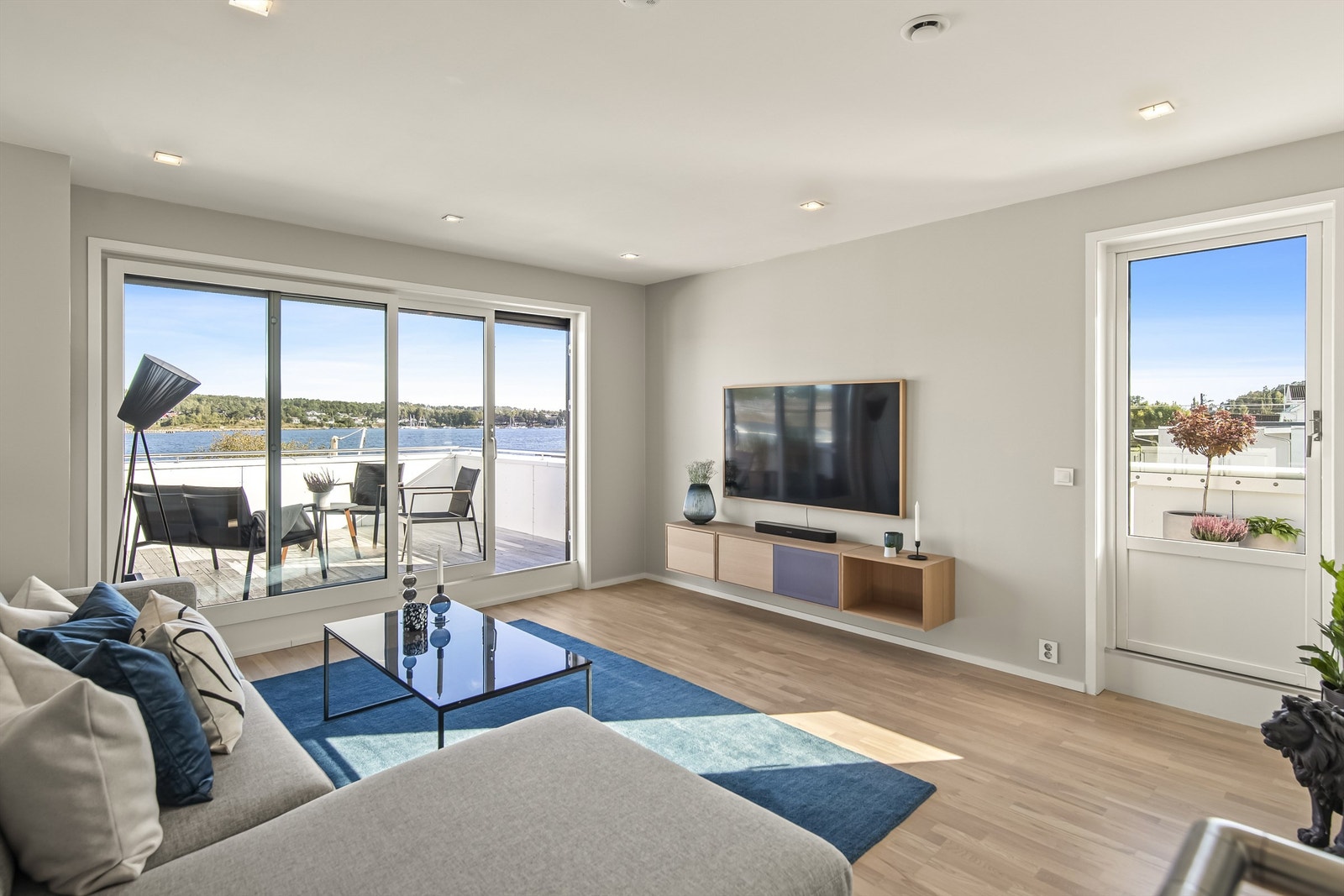 Stuen i 2. etasje er perfekt som tv-stue/ungdomsrom Galleribilde