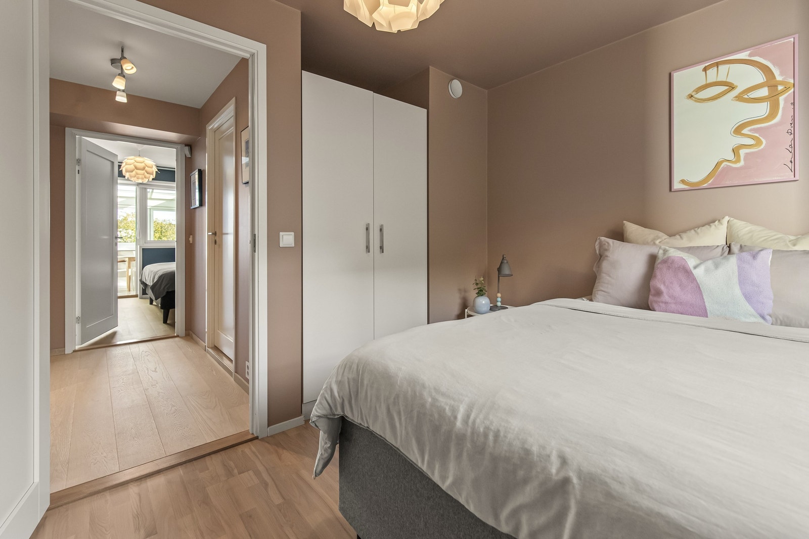 Garderobe også på gjesterommet Galleribilde