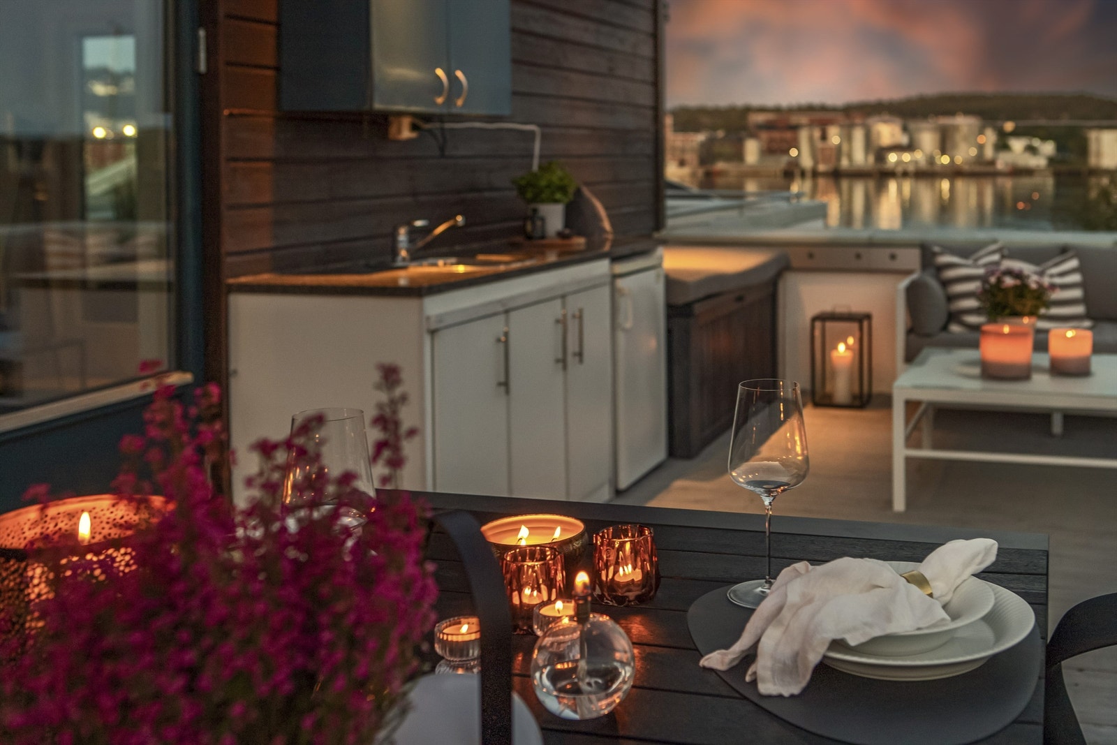 Nyt en hyggelig kveld ute i usjenerte omgivelser Galleribilde