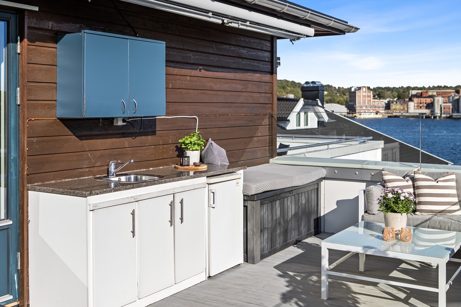 Kjøkkenet er innredet med kjøleskap, så det er aldri langt til en forfriskning, og varmt/kaldt vann i krana Galleribilde