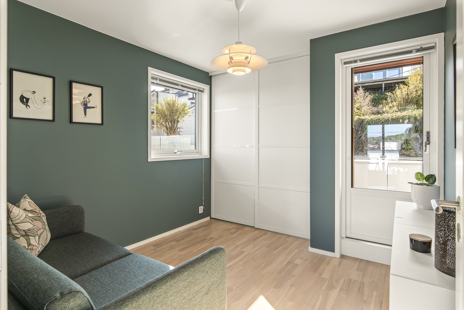 Soverom 3 er innredet med garderobe og har utgang til balkong Galleribilde