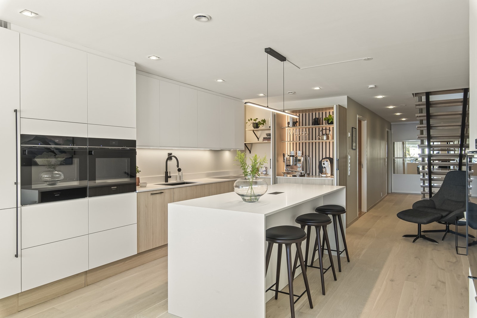 Nytt, lekkert kjøkken i nordisk stil levert av Designa Kjøkken Galleribilde