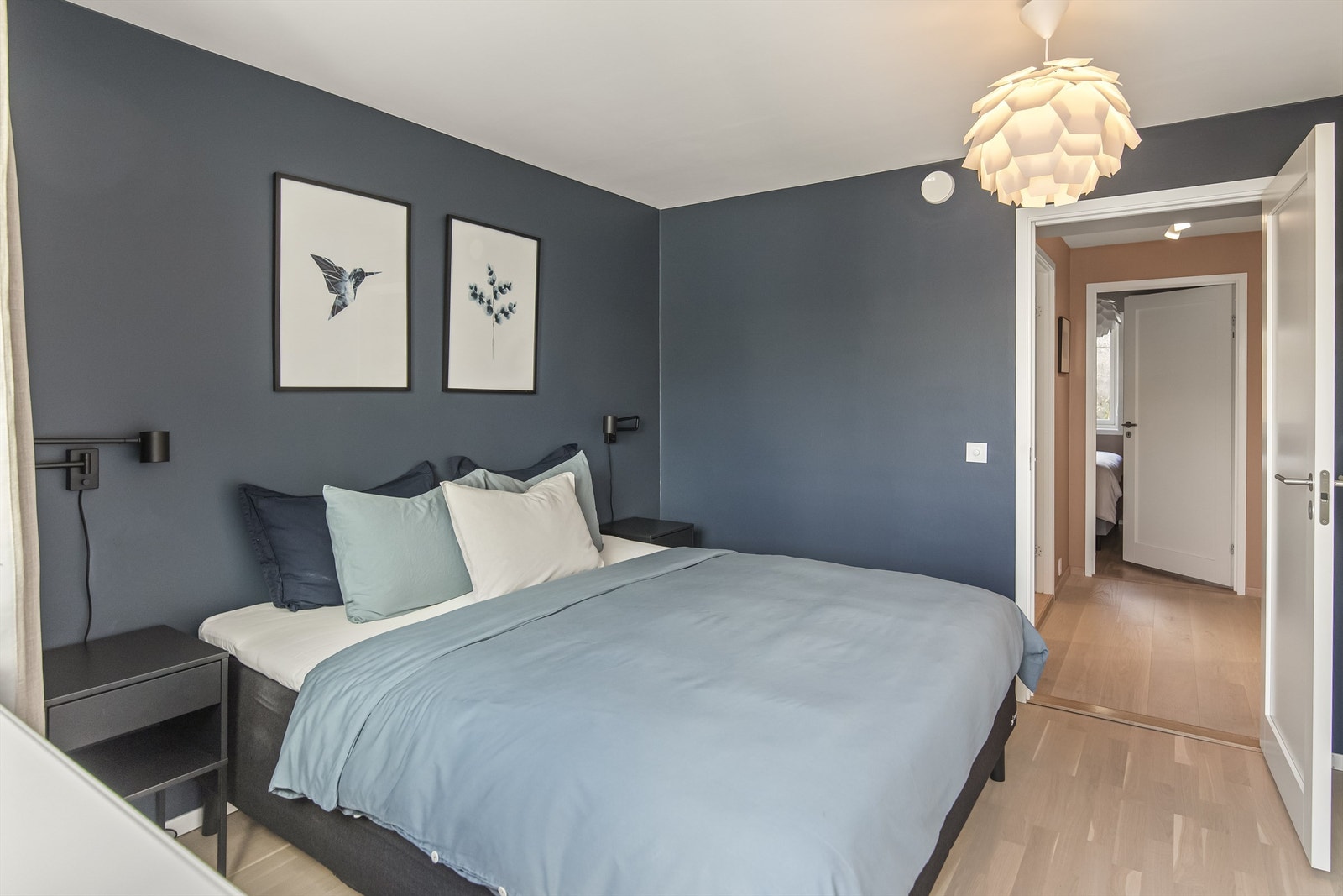 Det er gjennomgående moderne fargevalg og lekre gulv Galleribilde