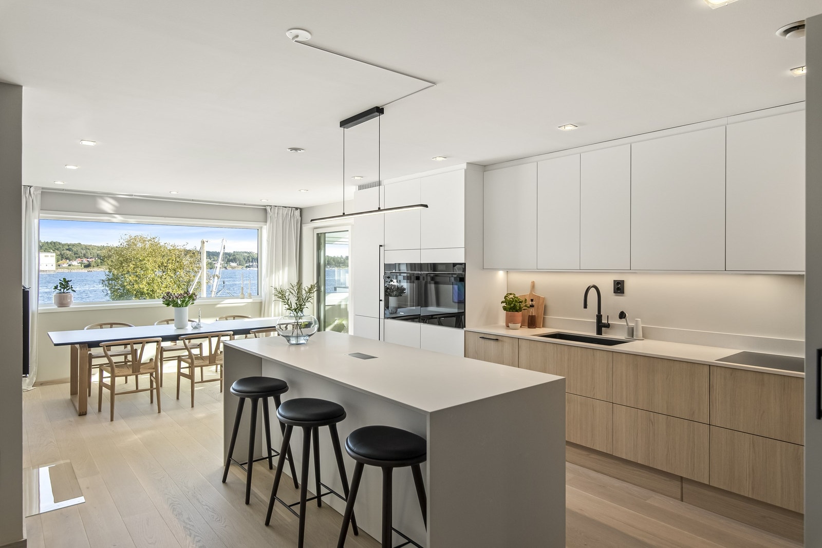 Flytt rett inn og nyt den maritime livsstilen med sjøen som nabo! Galleribilde