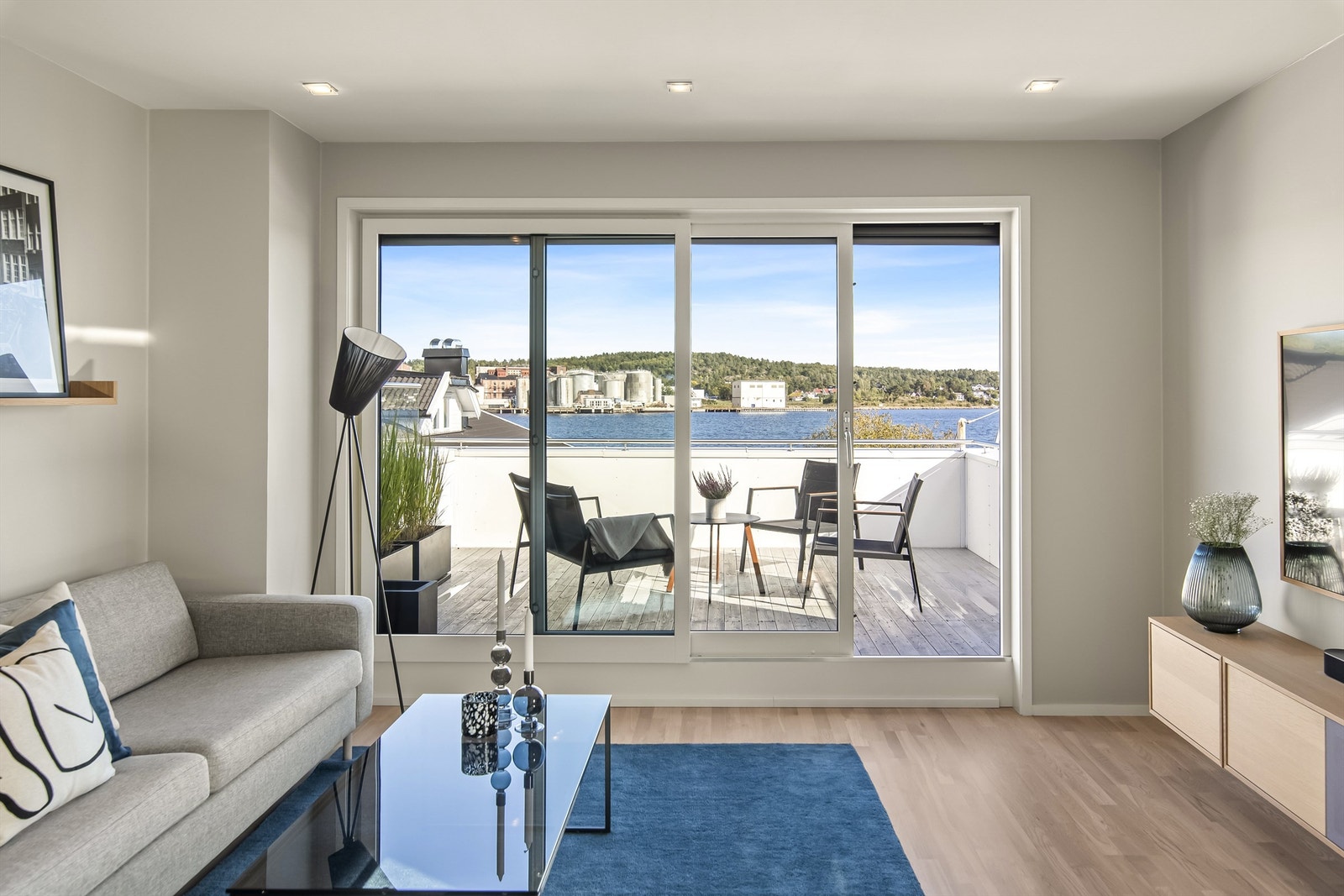 Utgang fra stuen til nok en terrasse med deilig morgensol Galleribilde