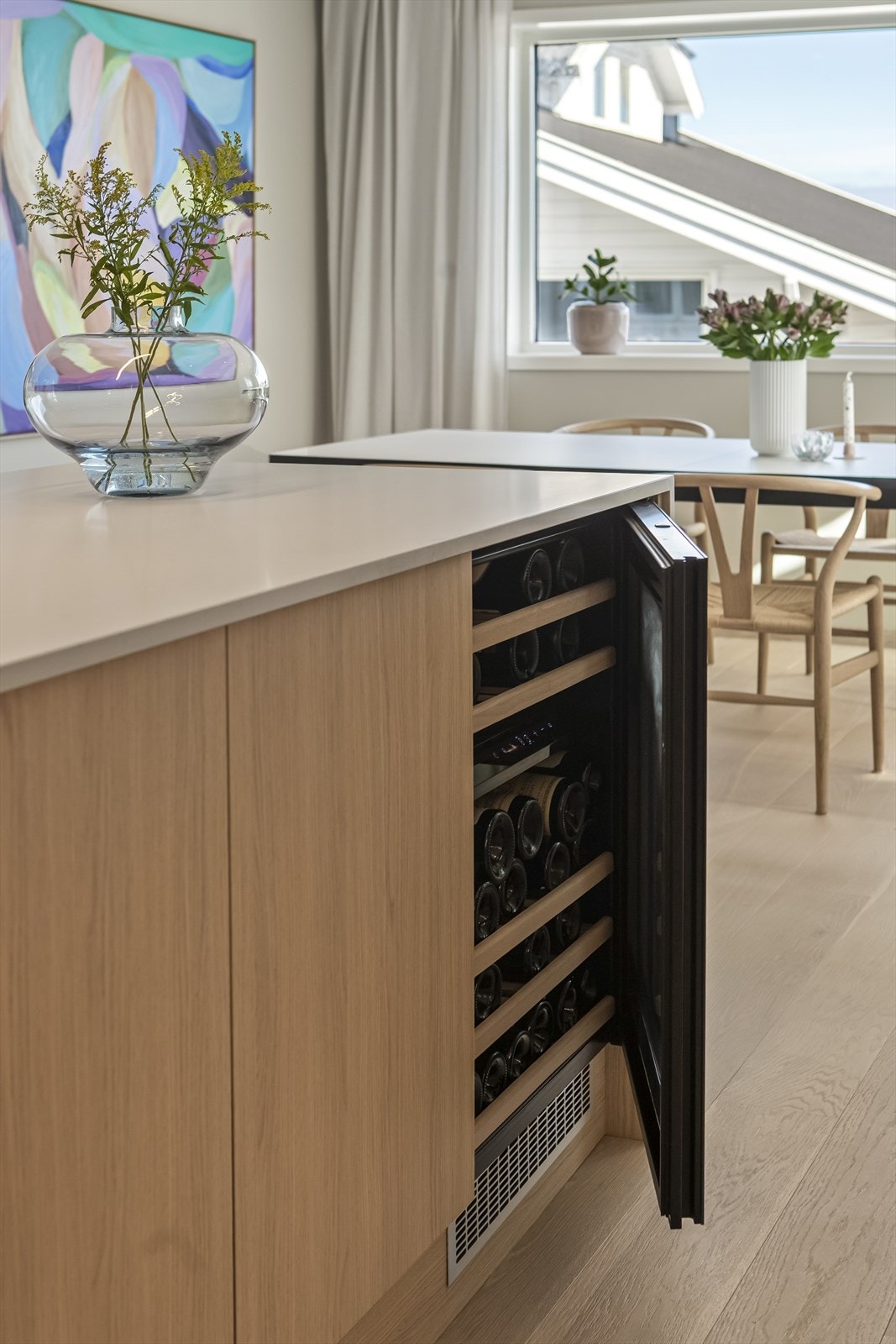 Vinskap integrert i kjøkkenøyen Galleribilde