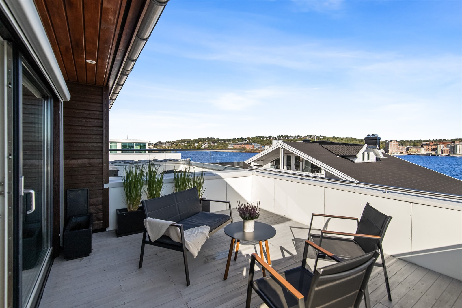 Morgensolen kan man også nyte på terrassen mot sjøen Galleribilde