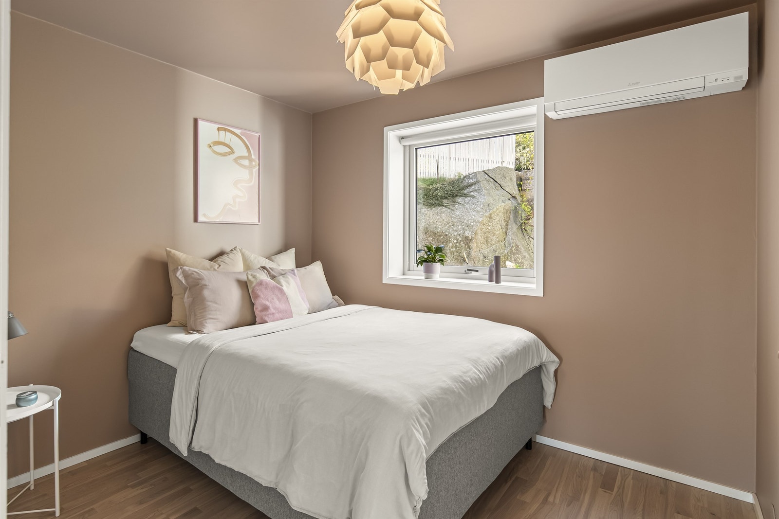 Nydelig og innbydende gjesterom med varmepumpe Galleribilde