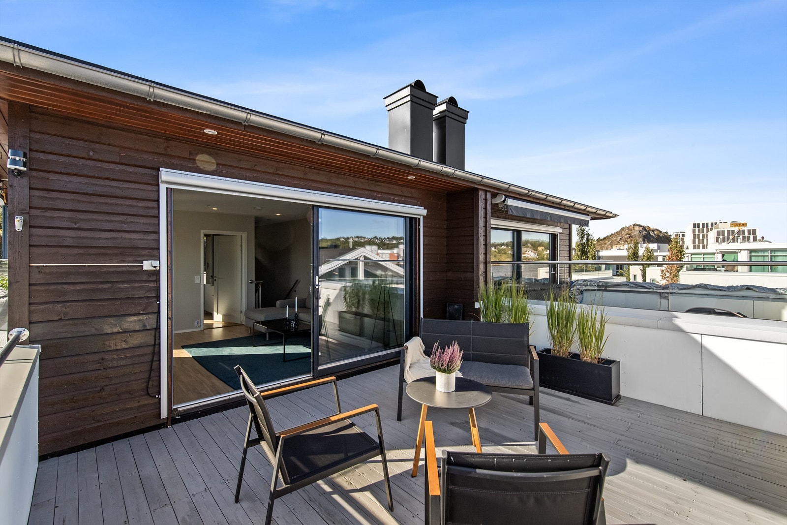 Skyvedør fra stuen til to av boligens uteområder Galleribilde