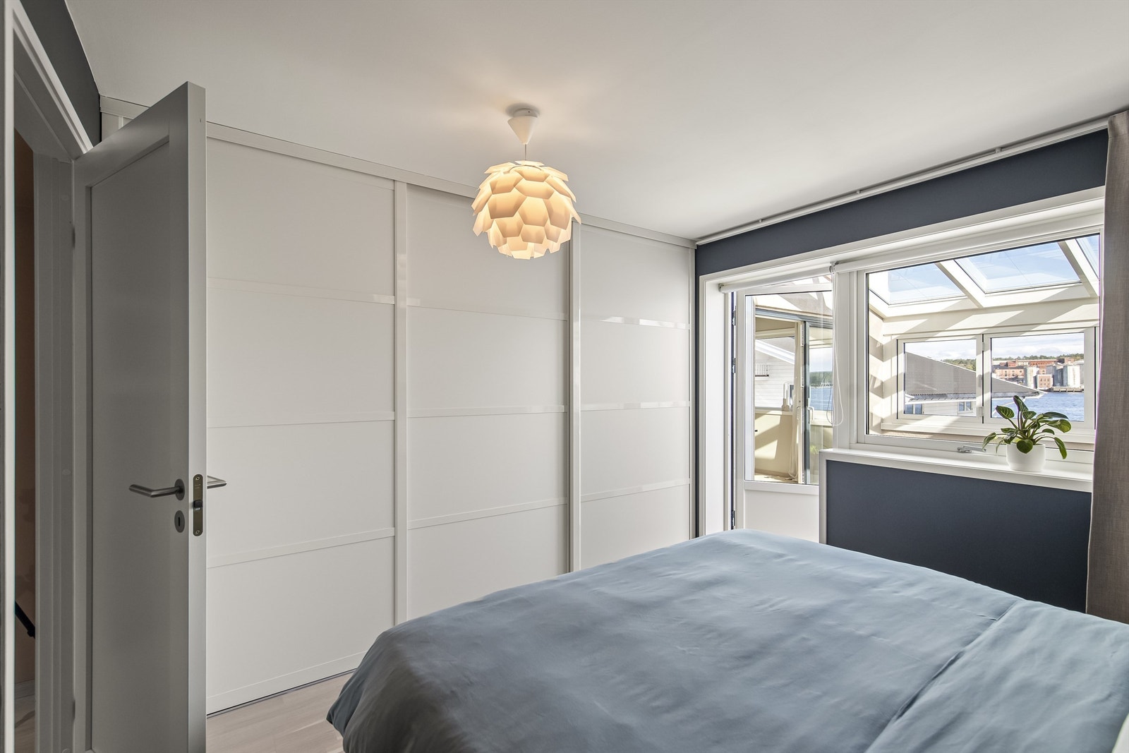 Svært godt med garderobeplass på hovedsoverommet Galleribilde