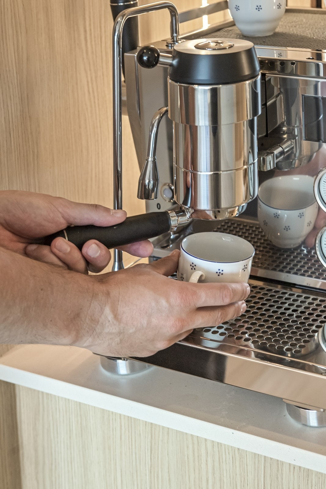 Nyt ferskbrygget kaffe med utsikt til sjøen! Galleribilde