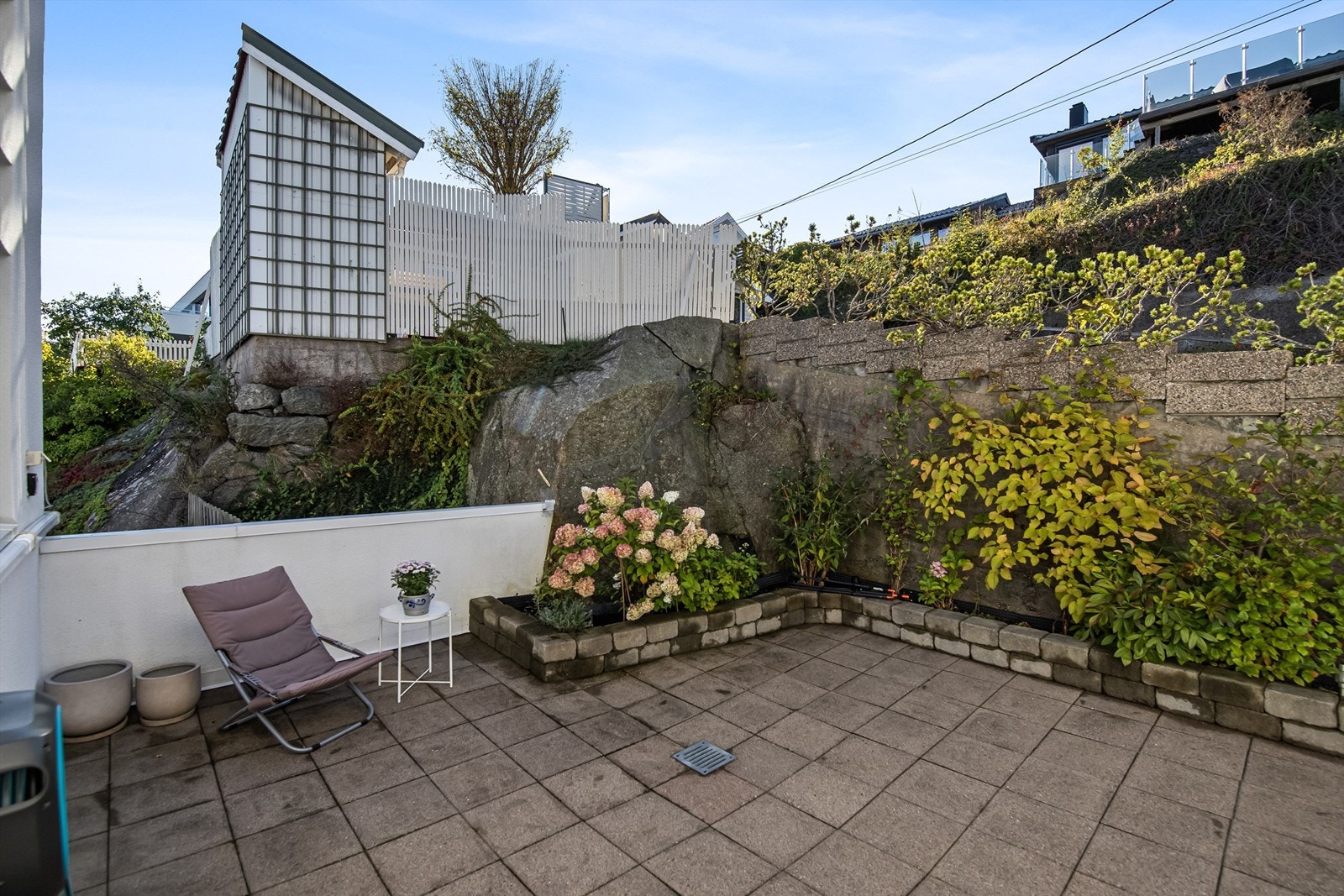 Stensatt inngangsparti med nok en uteplass Galleribilde