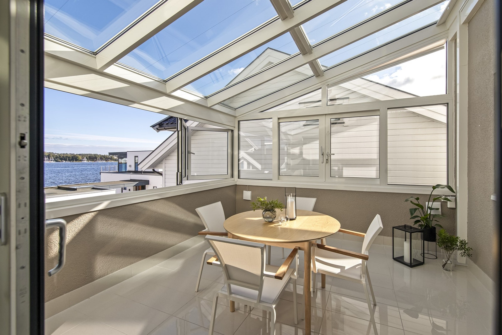 Sjøen, lukt av saltvann, båter som putrer - her får du hus og hytte i ett! Galleribilde