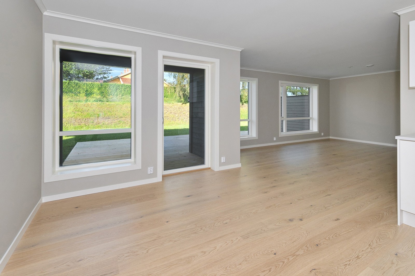 Ved spiseplassen er det to store vinduer som slipper inn rikelig med naturlig lys og gir utsikt til hagen utenfor. Galleribilde