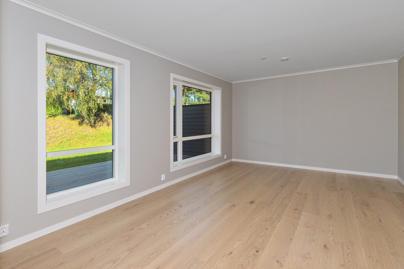 Mot stuehjørne hvor det er store gode vinduer mot hagen. Galleribilde