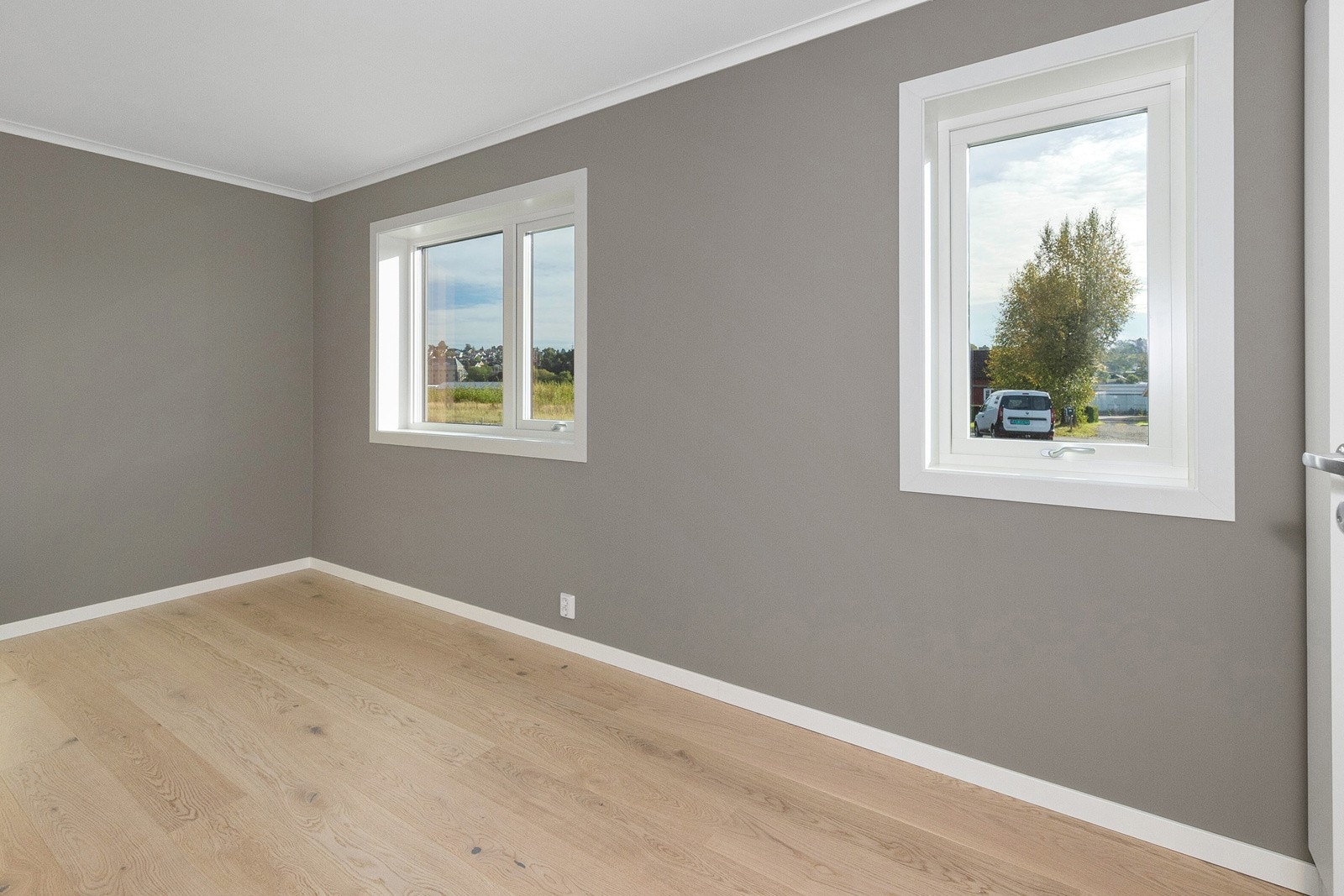 På hovedsoverommet er det 2 vinduer ut mot øst hvilket gir svale rom på kvelden. Galleribilde