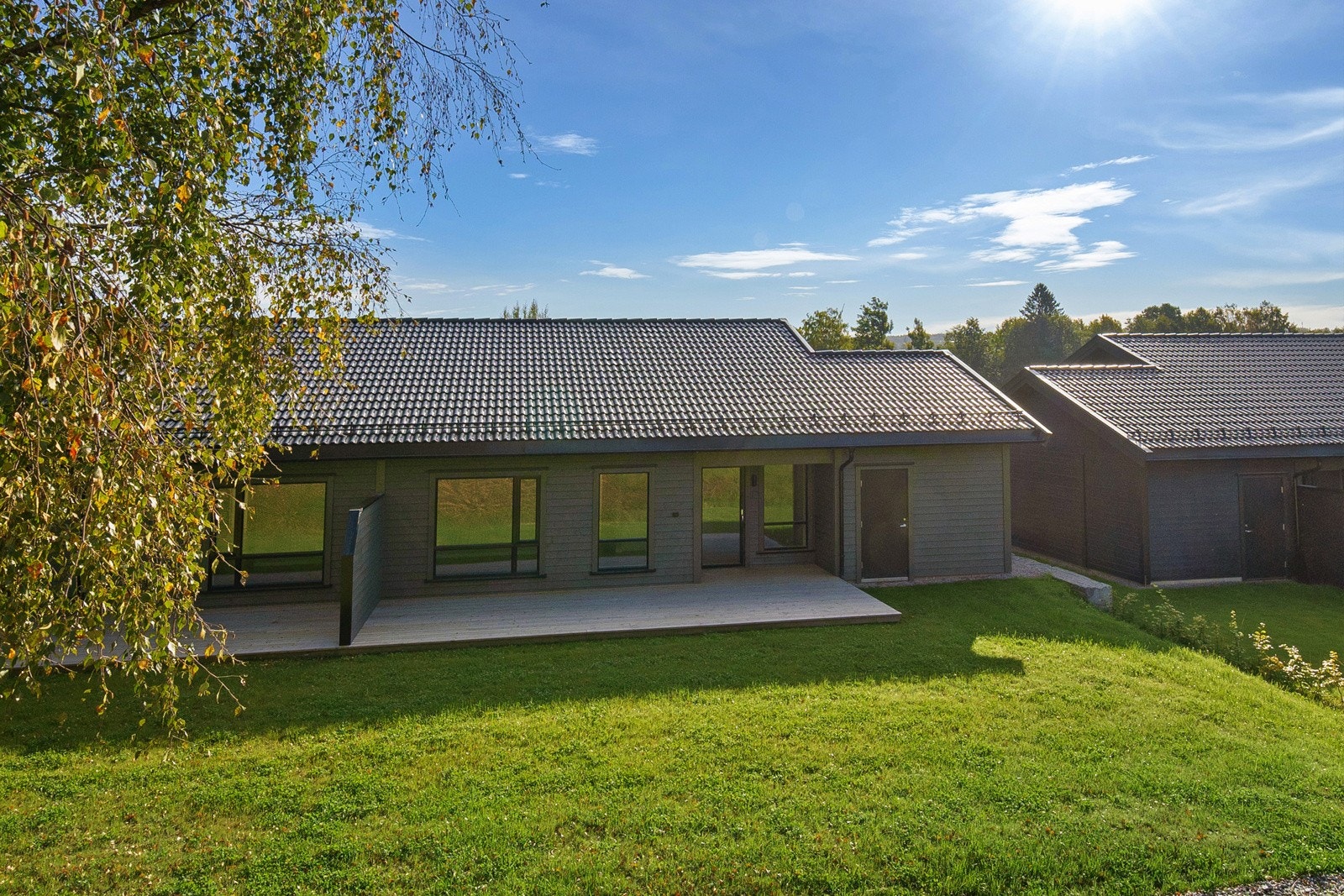 Friskt og nytt område med fine detaljer. Flere av beboerne har i stor grad privatisert den hagedelen som er utenfor egen terrasse. Galleribilde