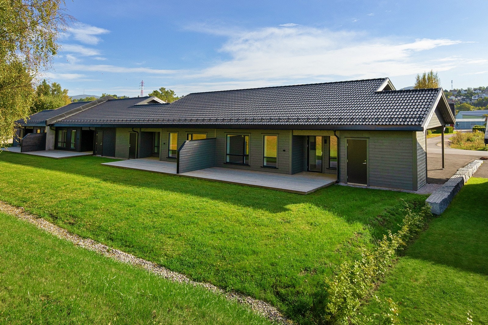 Hagen mot vest hvor terrassen er godt skjermet mot naboen. Her kan man rusle rett ut på "egen" plen. Hekk mot naboen i syd. Galleribilde