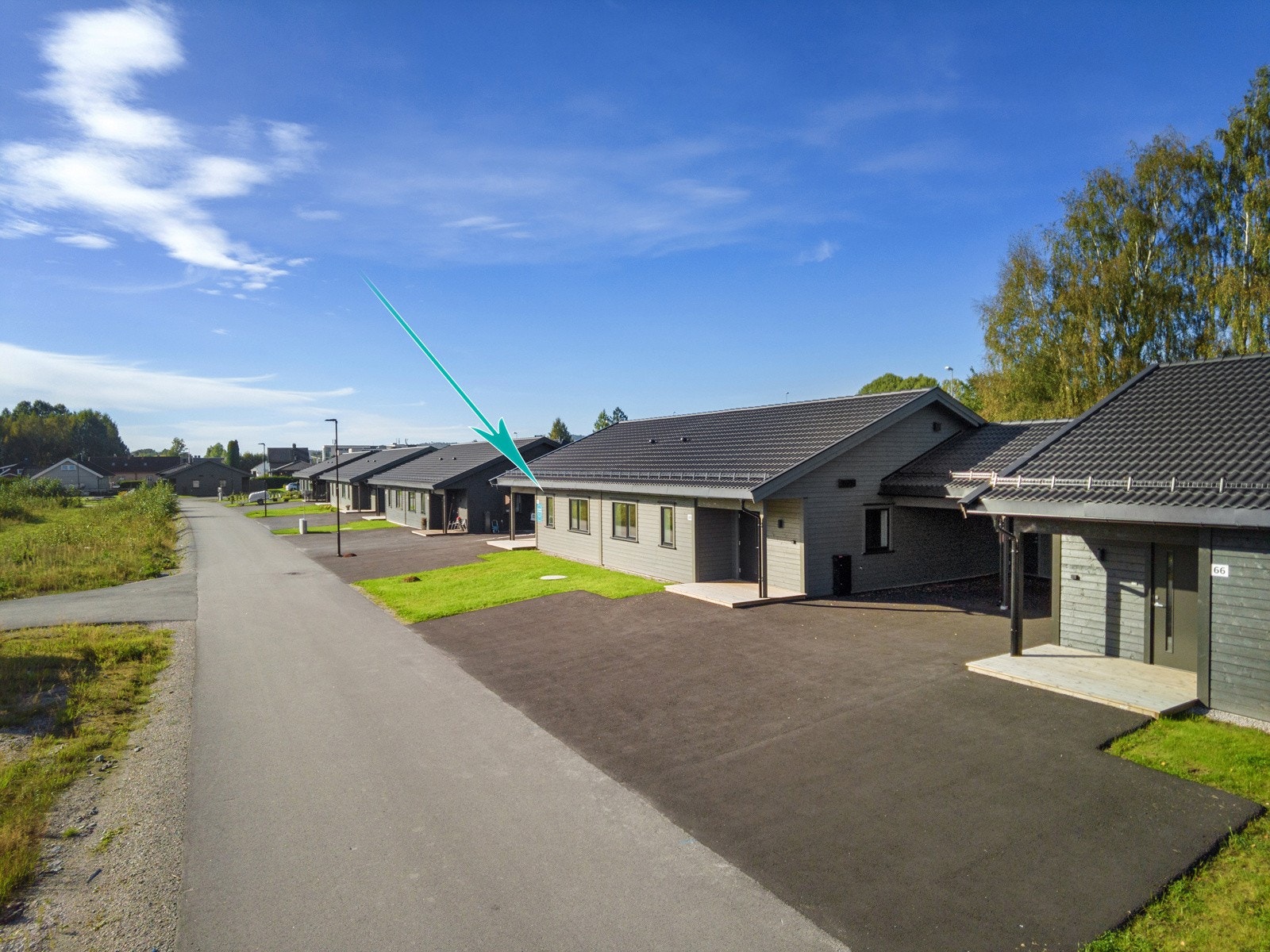 Boligen har godt med biloppstillingsplasser og plass til 3-4 biler i egen innkjørsel. Felles brøyting om vinteren. Galleribilde