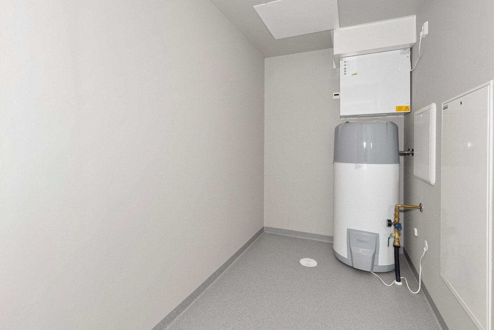 Egen innvendig bod hvor varmtvannstank og ventilasjon er plassert. God plass til å innrede med hyller etc. Galleribilde