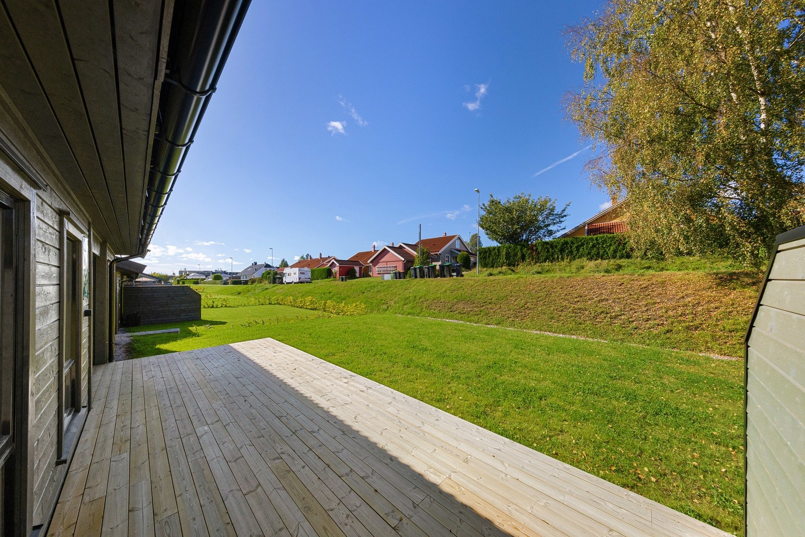 Utsikt ned mot syd fra terrassen. Galleribilde