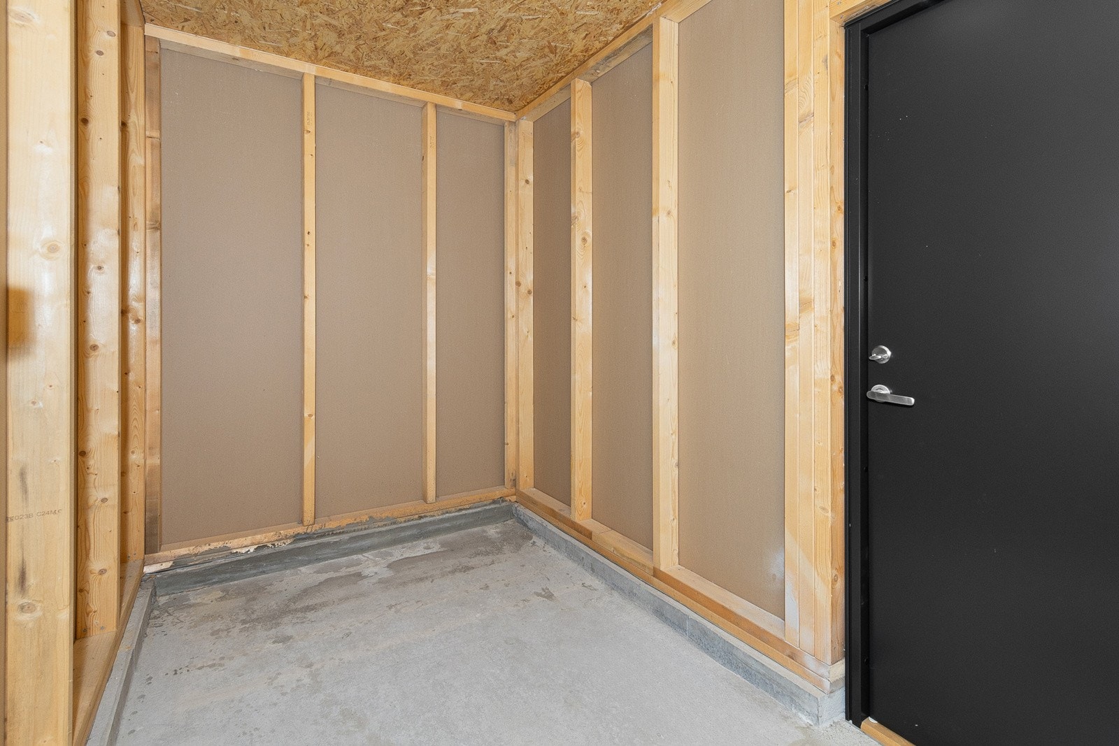 I enden av carporten har man en bod. Denne har praktisk tilkomst både fra carporten og fra hagen. Galleribilde