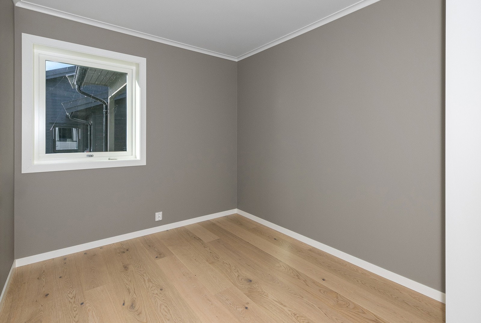 Soverom nr 2 har vindu ut mot carporten. Galleribilde