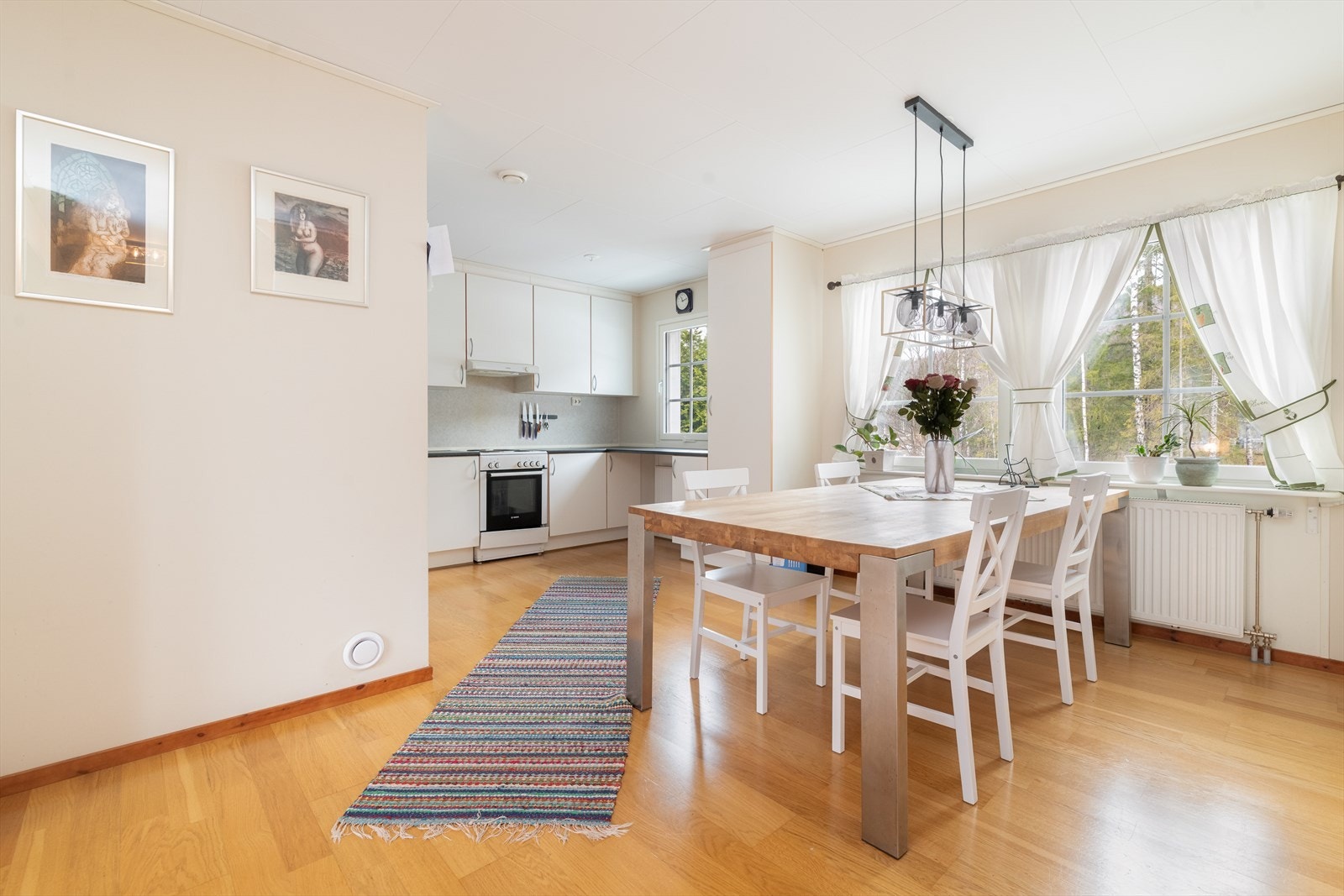 Lyst og romslig kjøkken med takhøy kjøkkeninnredning. Godt med skapplass, opplegg for oppvaskmaskin og avsatt plass til frittstående hvitevarer. Galleribilde