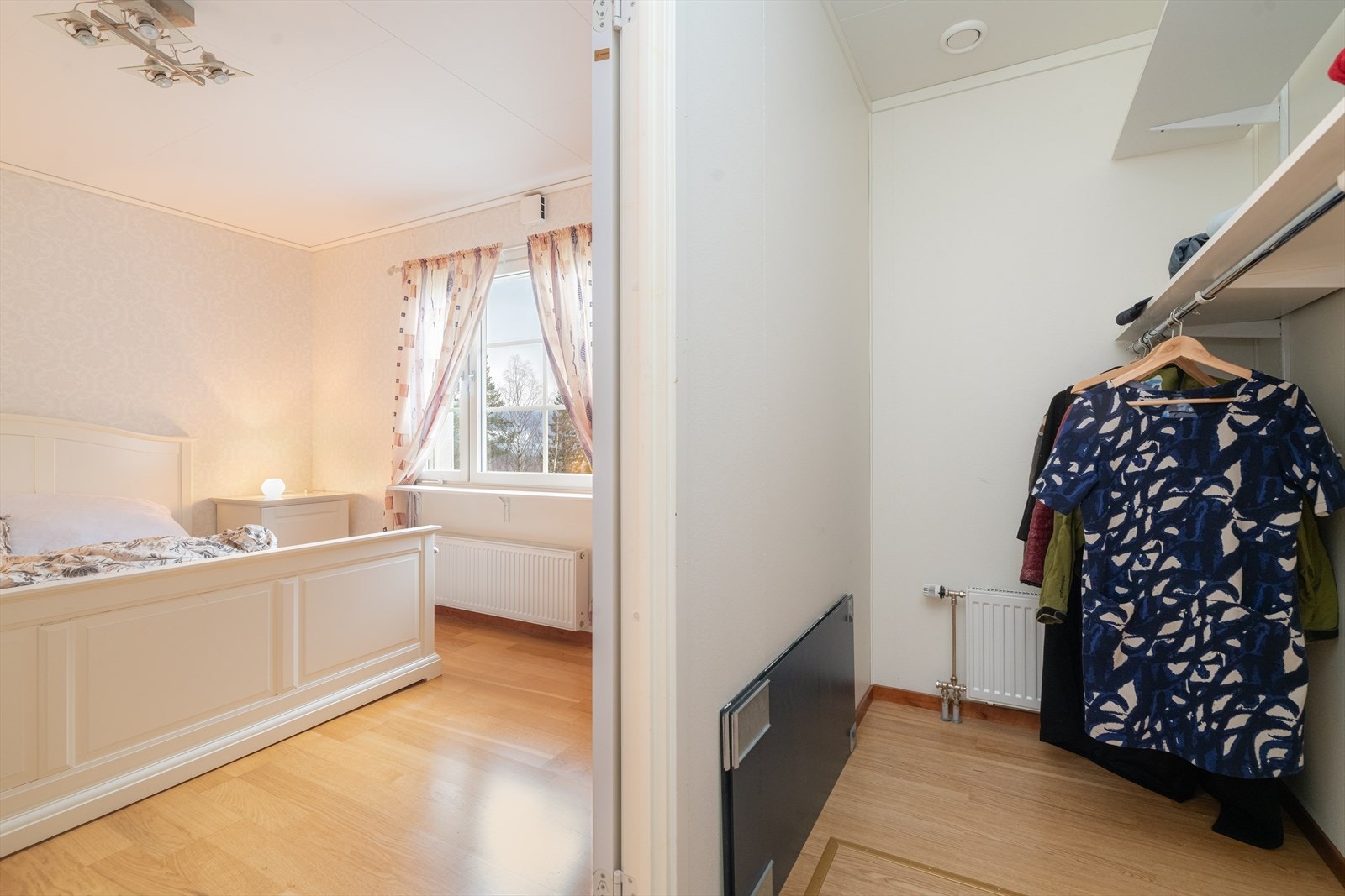 Klesboden er utstyrt med vegghengt garderobesystem for klesoppbevaring. Adkomst til boligens krypkjeller via luke i gulv. Galleribilde